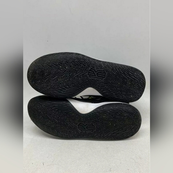 Nike Kyrie Flytrap Black Sneaker High Top Basketball Shoes Men or Boy Size 7Y - Picture 7 of 7